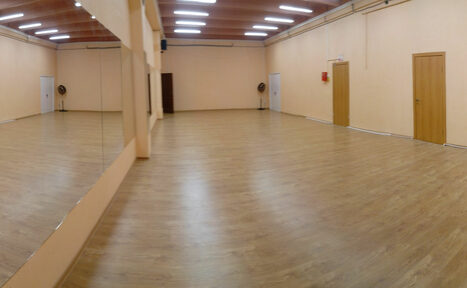 Арендовать Школа танцев - Динамика  Танцевальный зал в светлых тонах