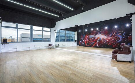 Арендовать Gold&Dan Зал с арт-стеной для тренингов 