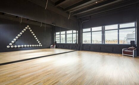 Арендовать Gold&Dance Арт-лофт со светящейся стеной