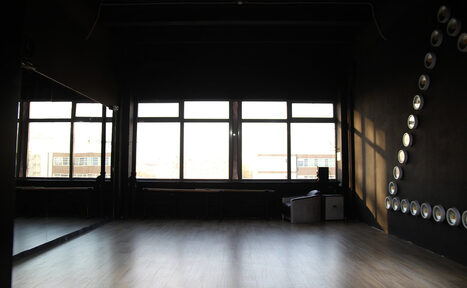 Арендовать Gold&Dance Арт-лофт со светящейся стеной