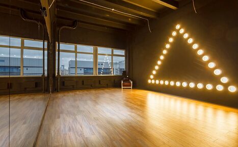 Арендовать Gold&Dance Арт-лофт со светящейся стеной