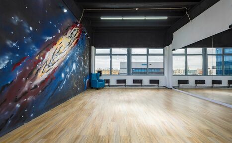 Арендовать Gold&Dance Арт-лофт с космическими рисунками