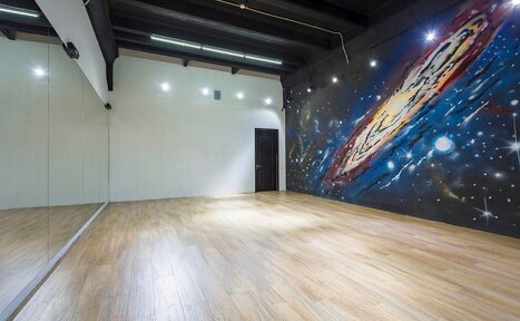 Арендовать Gold&Dance Арт-лофт с космическими рисунками