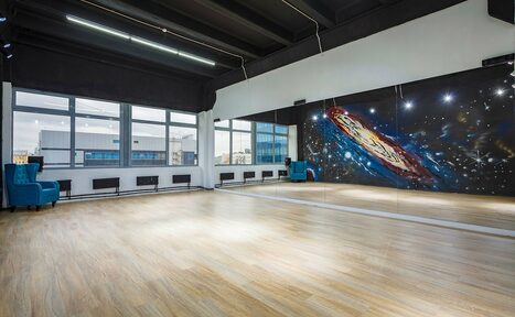 Арендовать Gold&Dance Арт-лофт с космическими рисунками