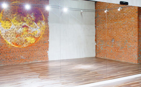 Арендовать Gold&Dance Зал в стиле лофт с панорамным окном