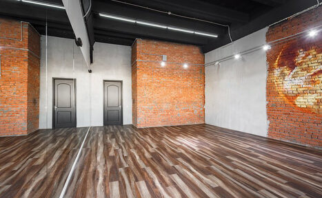 Арендовать Gold&Dance Зал в стиле лофт с панорамным окном