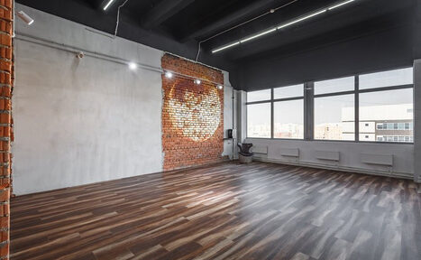 Арендовать Gold&Dance Зал в стиле лофт с панорамным окном
