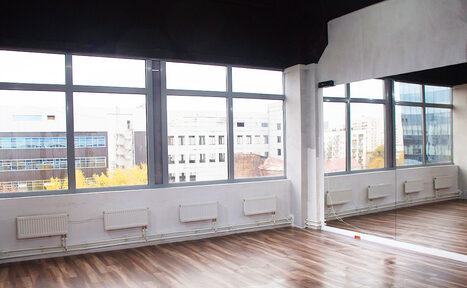 Арендовать Gold&Dance Зал в стиле лофт с панорамным окном