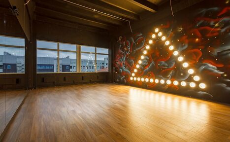 Арендовать Gold&Dance Атмосферный зал мероприятий