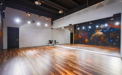 Арендовать Gold&Dance Арт-лофт с космическим рисунком