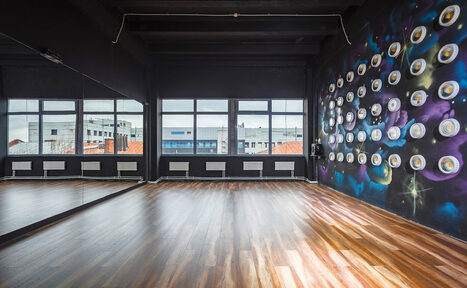 Арендовать Gold&Dance Арт-лофт со светящейся стеной