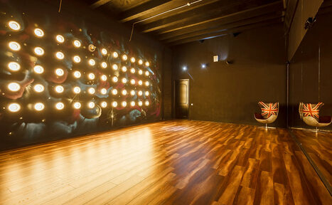 Арендовать Gold&Dance Арт-лофт со светящейся стеной