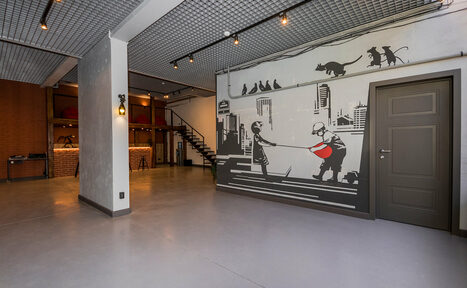 Арендовать Стильный двухуровневый лофт. Разрисованная стена. Лампы. Перегородка. Свободное пространство