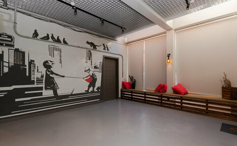 Арендовать Стильный двухуровневый лофт. Разрисованная стена. Подушки на длинной подставке