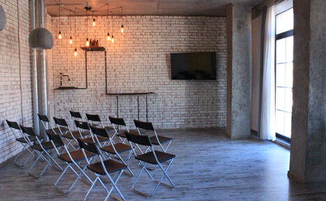 Арендовать Уютное лофт-пространство с гамаком