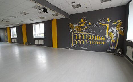 Арендовать Бразука. Танцевальный зал с современной отделкой