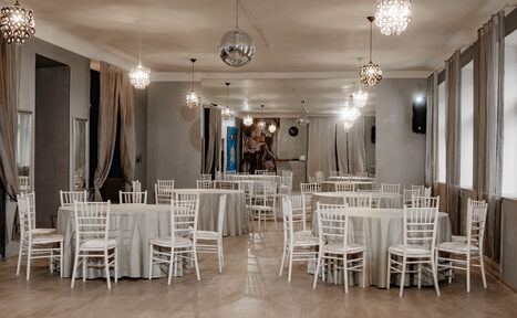 Арендовать Просторный зал с уютной welcome-зоной