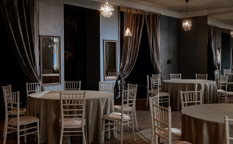 Арендовать Просторный зал с уютной welcome-зоной