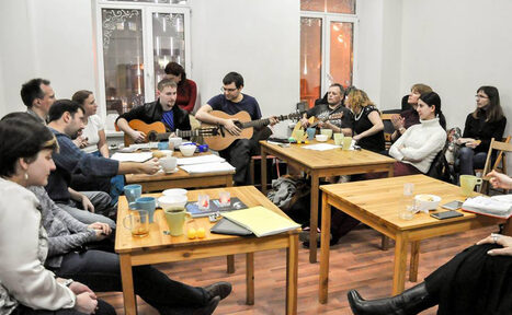 Арендовать Белый лист помещение с высокими потолками