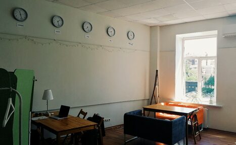 Арендовать Белый лист помещение с высокими потолками