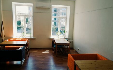 Арендовать Белый лист помещение с высокими потолками