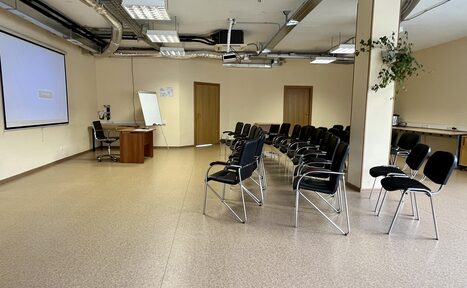 Арендовать Светлый зал с панорамными окнами 