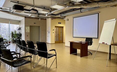 Арендовать Светлый зал с панорамными окнами 