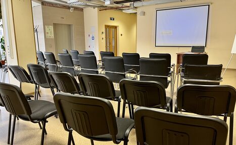 Арендовать Светлый зал с панорамными окнами 