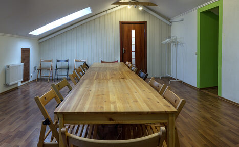 Арендовать Мансардный зал Белый лист с пуфиками