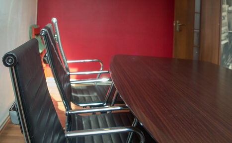 Арендовать Мансардный зал Белый лист с пуфиками