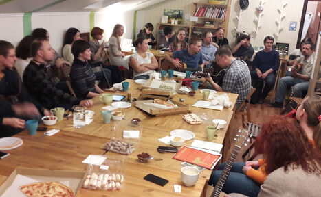 Арендовать Мансардный зал Белый лист с пуфиками