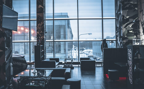 Арендовать Лофт с авторскими принтами и окнами в пол