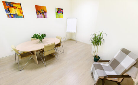 Арендовать WorkPoint Светлый кабинет с круглым столом