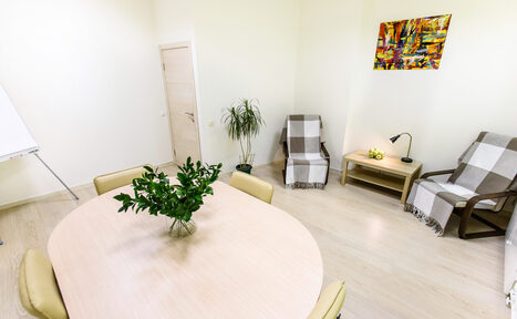 Арендовать WorkPoint Светлый кабинет с круглым столом