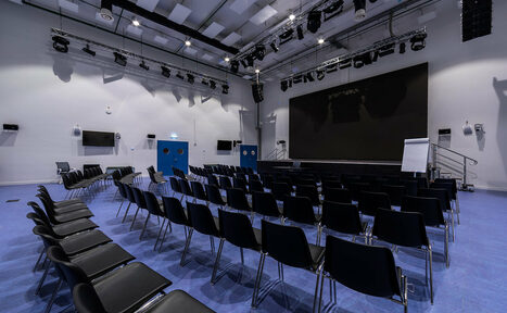 Арендовать Техноград Современный конференц-зал со сценой