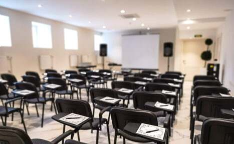 Арендовать Отель «Бристоль» Функциональный конференц-зал 