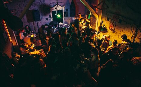 Арендовать Двухуровневый лофт с барной стойкой