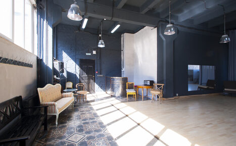 Арендовать Tango Center (Танго Центр). Каминный зал с деревянным паркетом