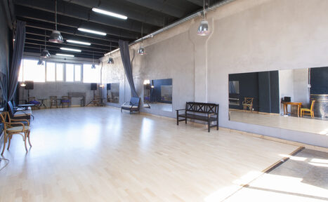 Арендовать Tango Center (Танго Центр). Каминный зал с деревянным паркетом