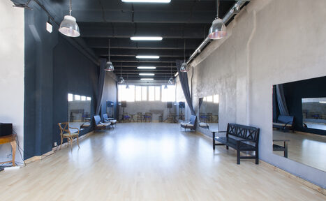 Арендовать Tango Center (Танго Центр). Каминный зал с деревянным паркетом