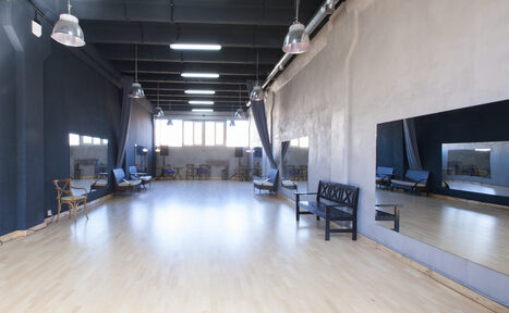 Арендовать Tango Center (Танго Центр). Каминный зал с деревянным паркетом