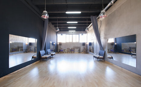 Арендовать Tango Center (Танго Центр). Каминный зал с деревянным паркетом
