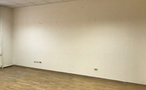 Арендовать Светлый зал со столами и стульями