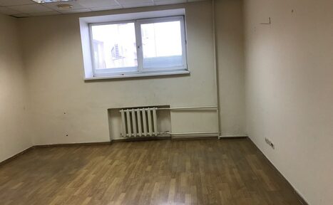 Арендовать Светлый зал со столами и стульями