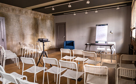 Арендовать Лофт на баррикадной. Зал в особняке для деловых мероприятий