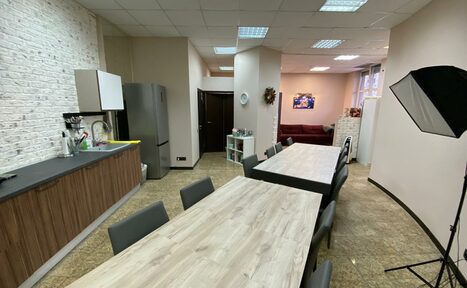 Арендовать Светлая лофт-студия с кухней