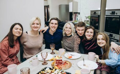 Арендовать Светлая лофт-студия с кухней