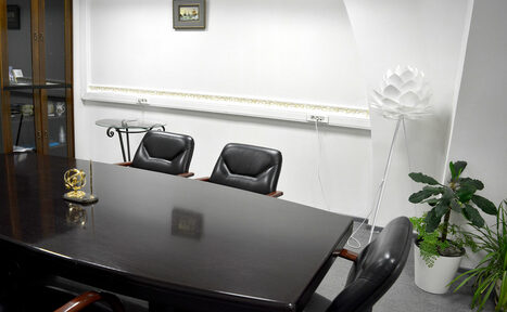 Арендовать Переговорная комната с представительской мебелью