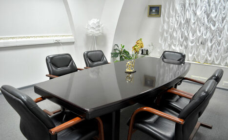 Арендовать Переговорная комната с представительской мебелью
