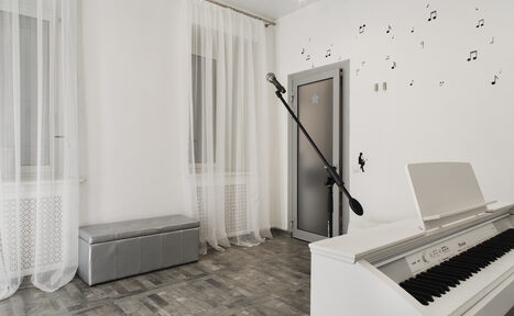 Арендовать Стильная атмосферная студия вокала в центре Москвы